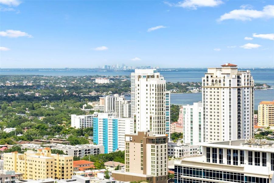 Condo located in St. Petersburg, FL showcasing its design and architecture (Image 31).