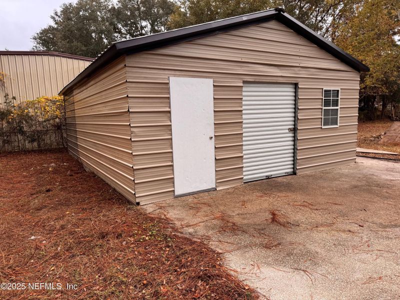 Exterior details and patio area of a home in , Fernandina Beach (Image 19).