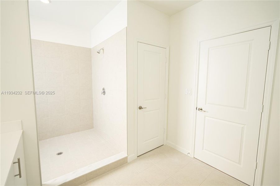 Spacious, unfurnished interior of a new home in Acacia Groves, Miami (Image 28).