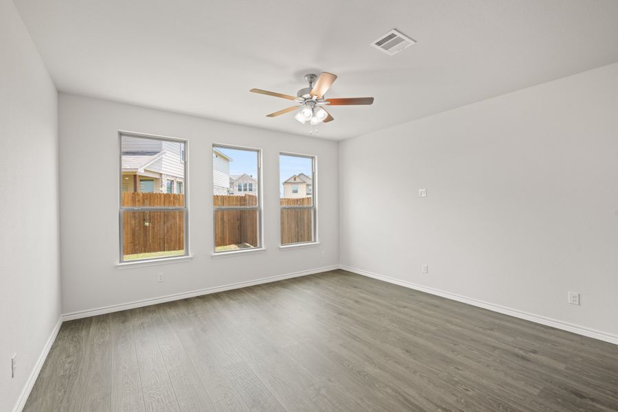 Spacious, unfurnished interior of a new home in Eagle Cove, Denton (Image 17).