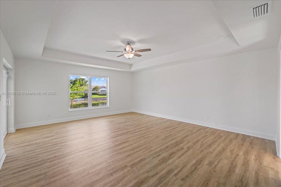 Spacious, unfurnished interior of a new home in Cape Coral, Cape Coral (Image 23).