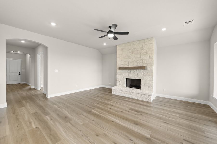 Spacious, unfurnished interior of a new home in Myrtle Creek, Waxahachie (Image 16).