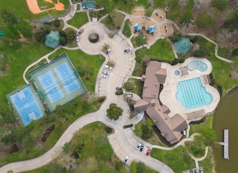 Community amenities in , Spring (Image 16).