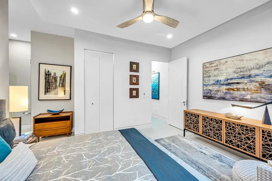 215 NE 28TH CT--60 215 NE 28TH CT--60