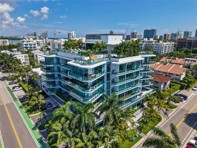 Condo located in Bal Harbour, FL showcasing its design and architecture (Image 5).