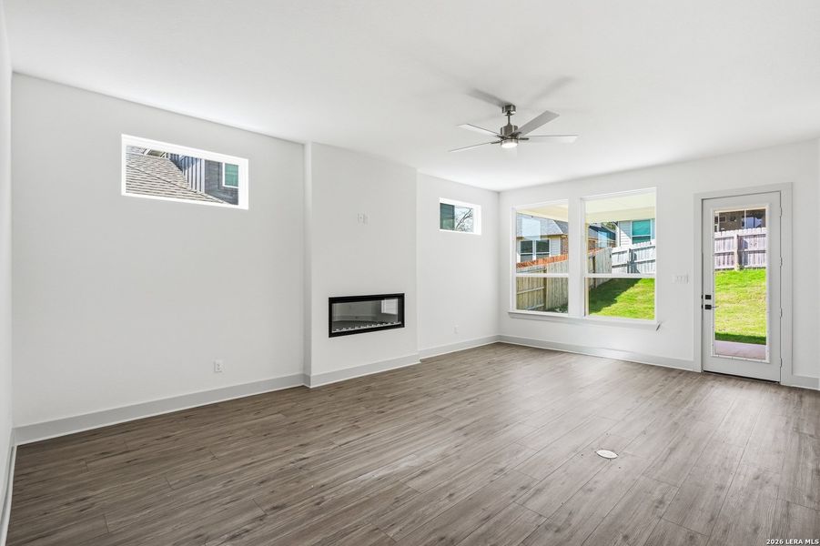 Spacious, unfurnished interior of a new home in Buffalo Crossing, Cibolo (Image 39).