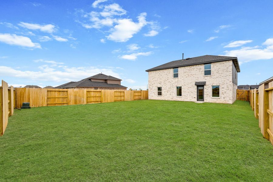 Exterior details and patio area of a home in Sunterra Lakes, Brookshire (Image 3).