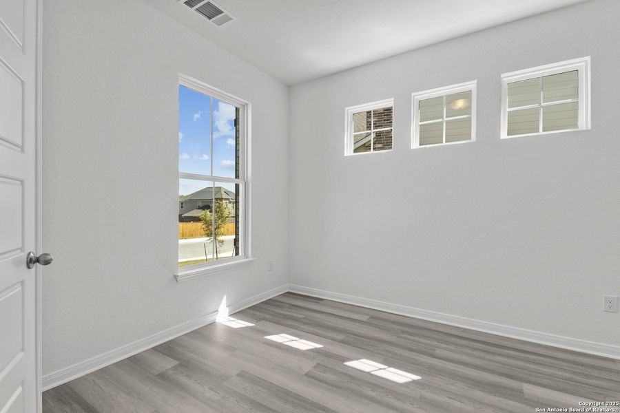 Spacious, unfurnished interior of a new home in Ladera 50', San Antonio (Image 18).