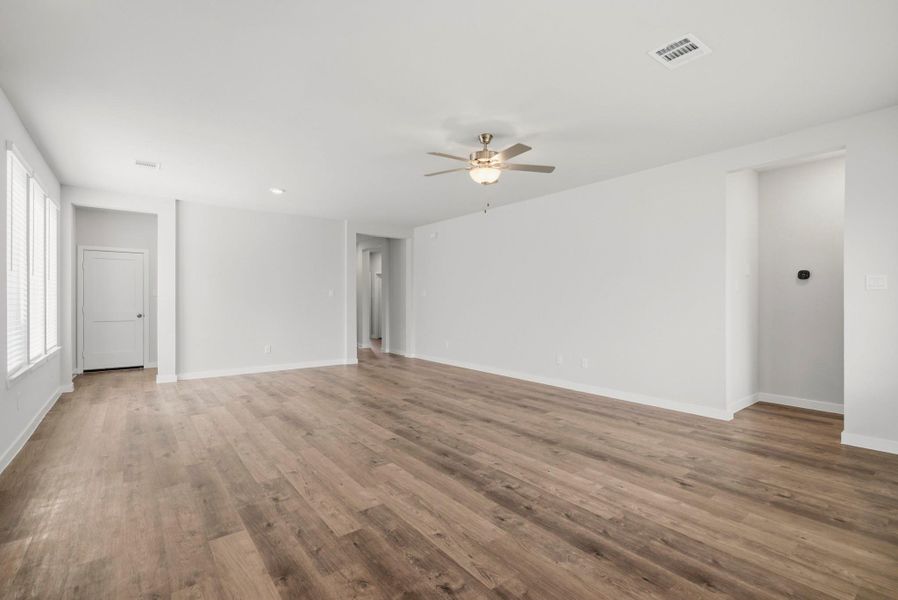 Spacious, unfurnished interior of a new home in Fulshear Lakes, Fulshear (Image 15).