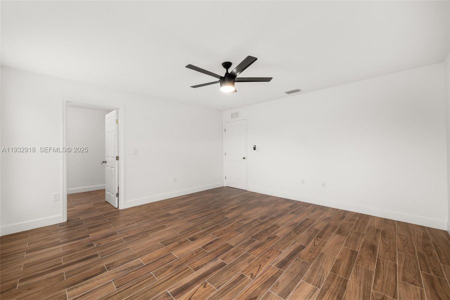 Spacious, unfurnished interior of a new home in , Sebring (Image 48).