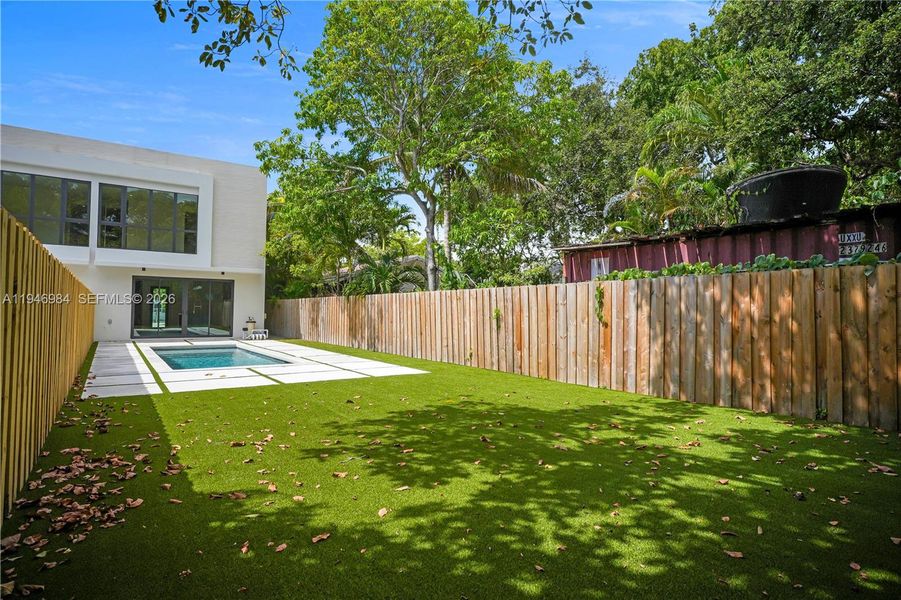 Exterior details and patio area of a home in , Miami (Image 16).