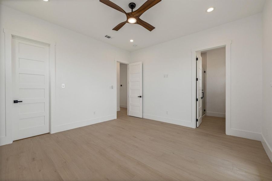 Spacious, unfurnished interior of a new home in , Galveston (Image 25).