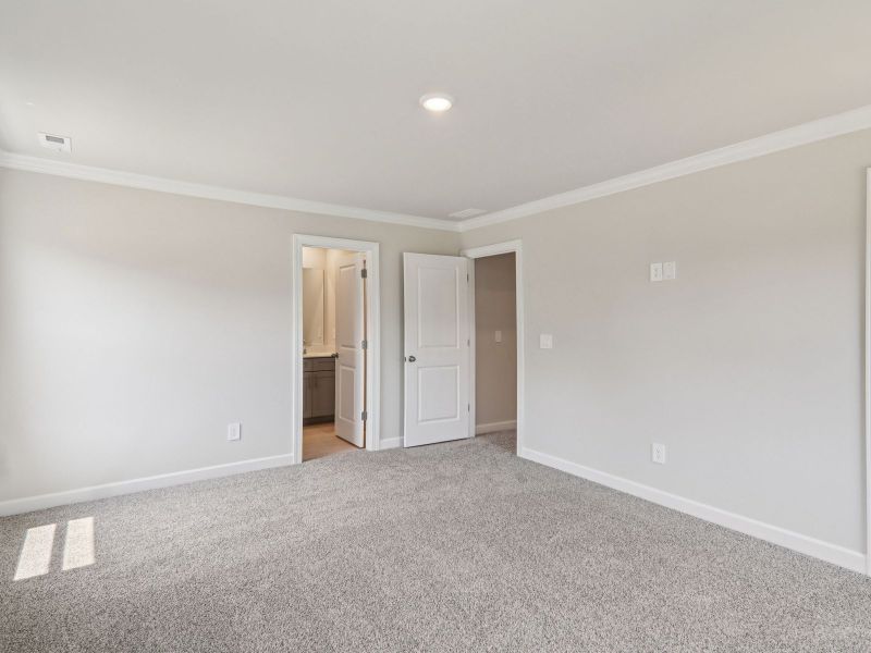 Spacious, unfurnished interior of a new home in Galloway Ridge, Charlotte (Image 17).