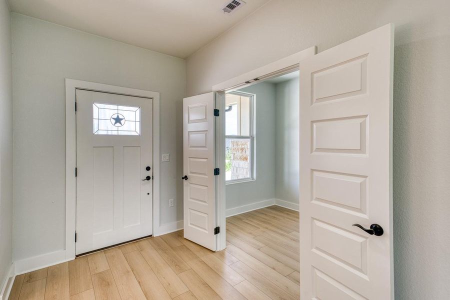 Spacious, unfurnished interior of a new home in , Kingsland (Image 12).