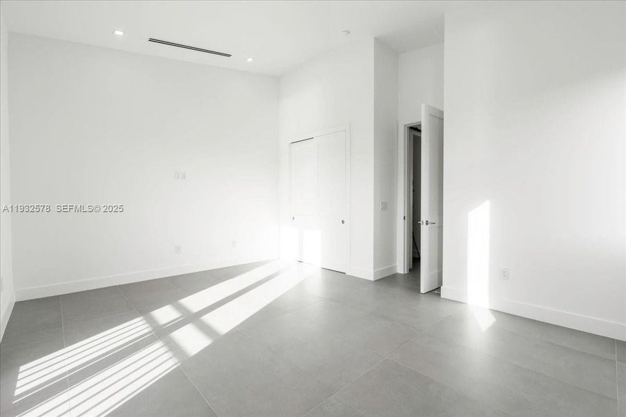 Spacious, unfurnished interior of a new home in , Marathon (Image 66).