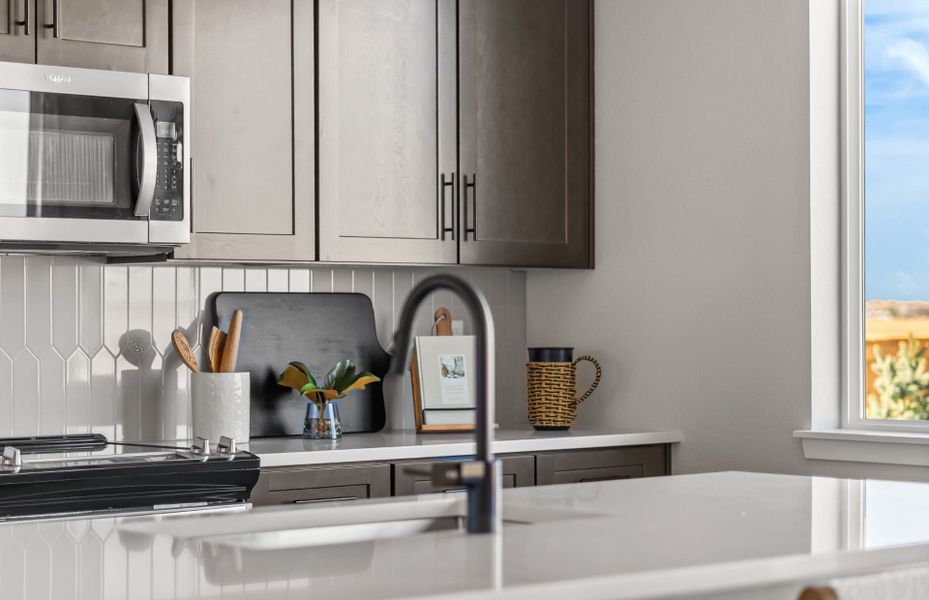 Representative interior finishes for a home built from the Sandalwood by Pulte Homes in Wolf Creek Run West, Strasburg (Image 21).