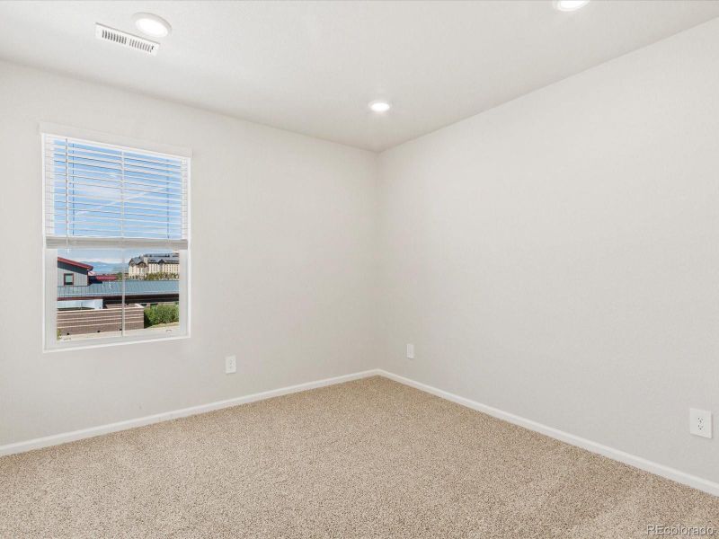Spacious, unfurnished interior of a new home in Skyview at High Point, Aurora (Image 35).