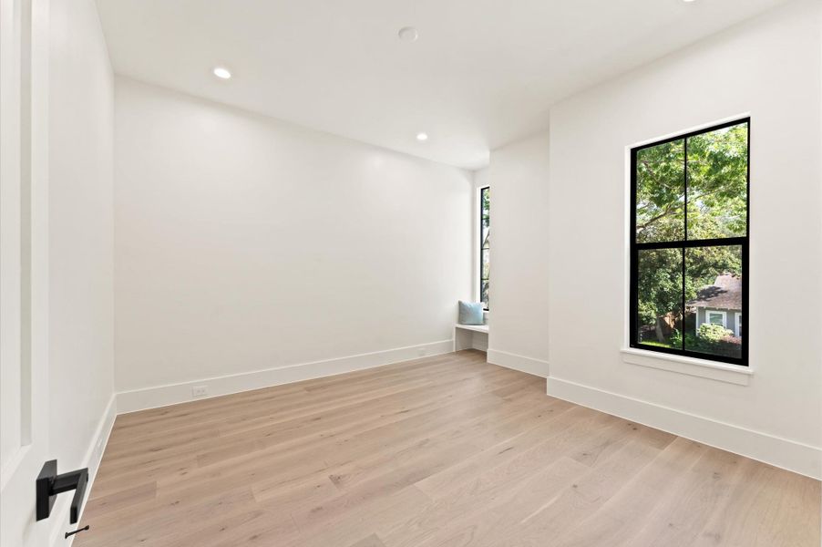 Additional upstairs bedroom with window seat to enjoy the view of 24th Street. Additional upstairs bedroom with window seat to enjoy the view of 24th Street.