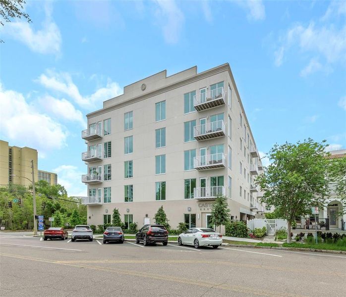 Condo located in St. Petersburg, FL showcasing its design and architecture (Image 3).