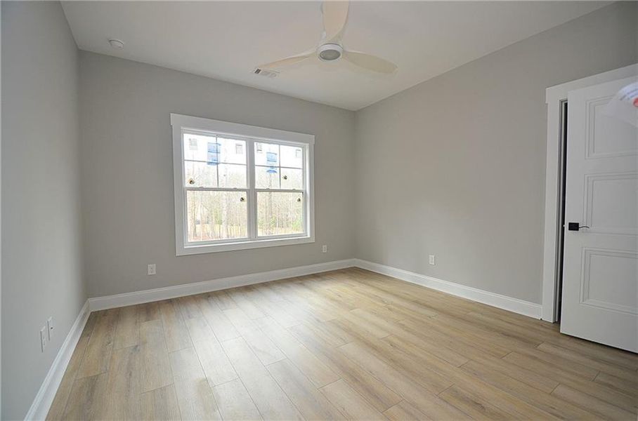 Spacious, unfurnished interior of a new home in , Bogart (Image 18).