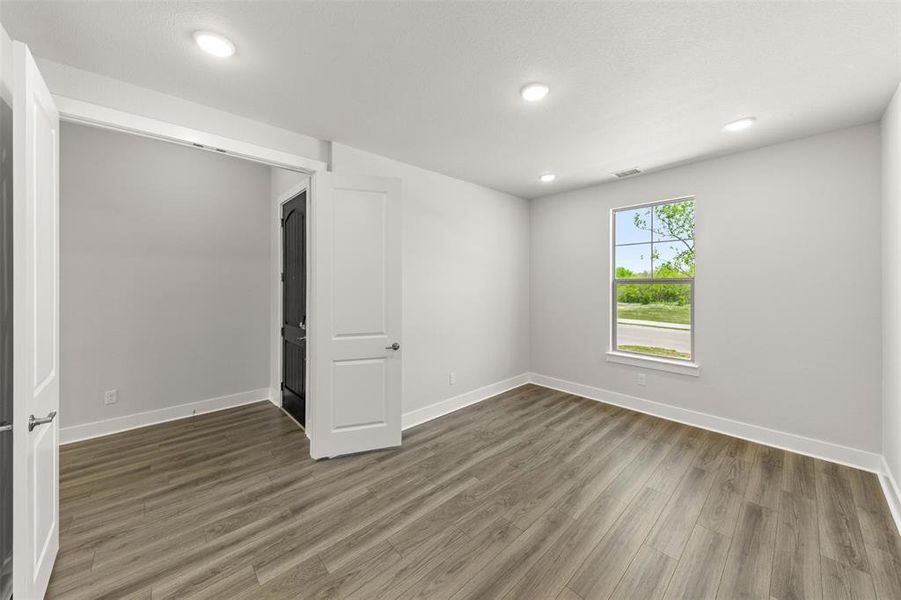 Spacious, unfurnished interior of a new home in Somerset Park, Rockwall (Image 16).