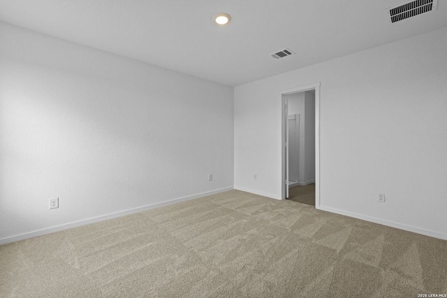 Spacious, unfurnished interior of a new home in Spring Grove, St. Hedwig (Image 15).