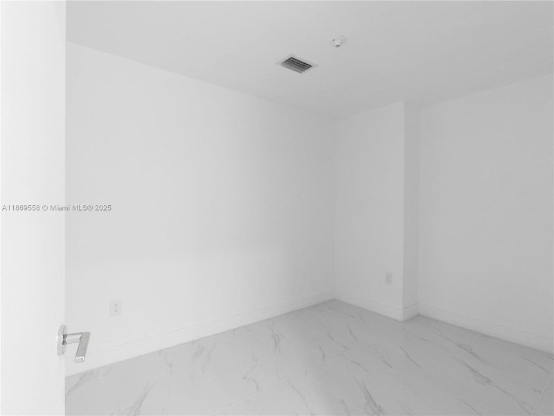 Spacious, unfurnished interior of a new home in Aria Reserve, Miami (Image 14).
