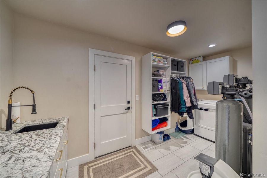 Laundry/mud room off the garage