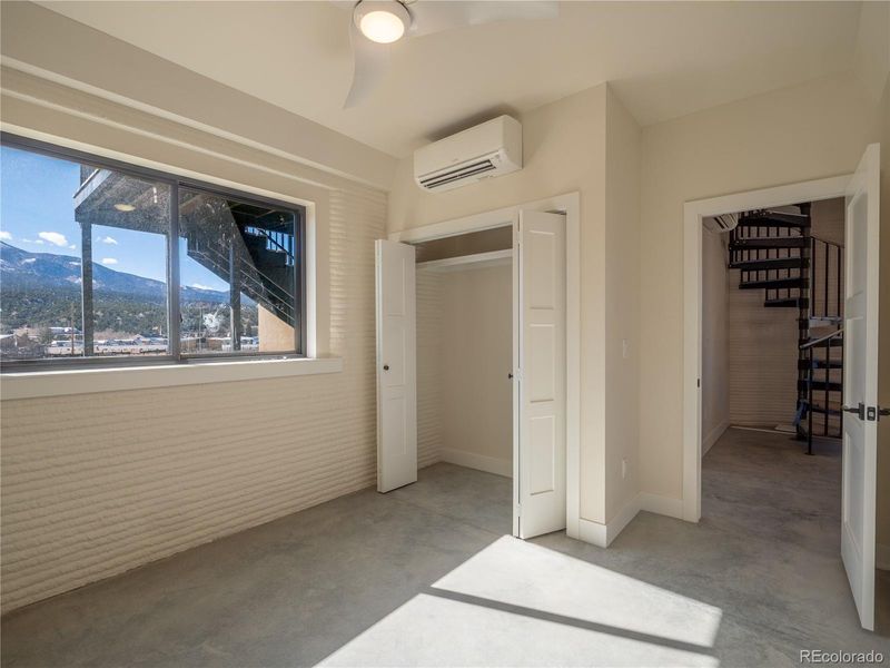 Spacious, unfurnished interior of a new home in , Salida (Image 9).