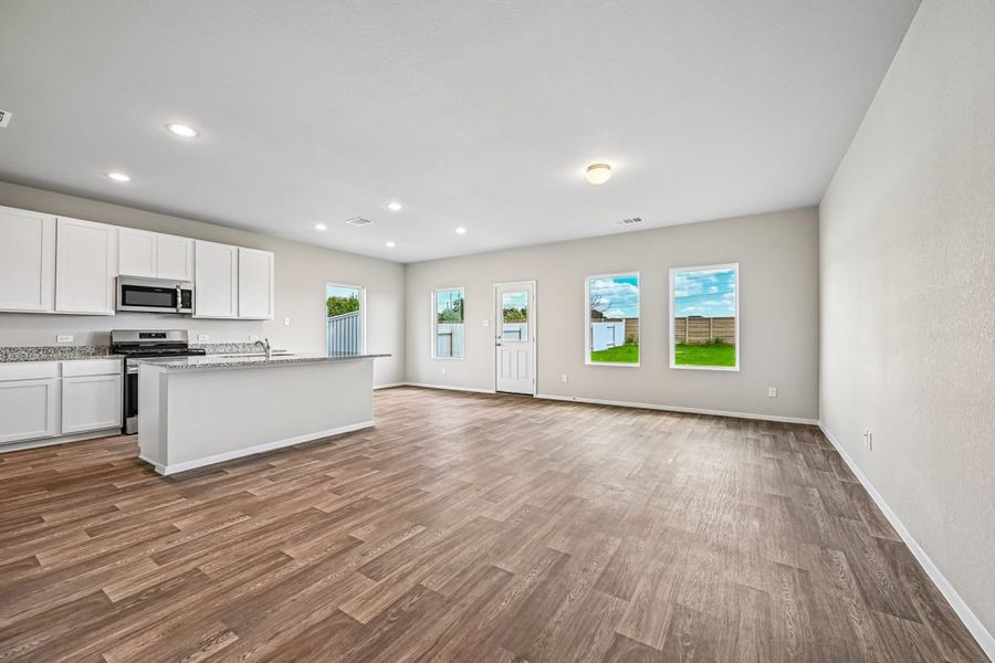 Spacious, unfurnished interior of a new home in Casetta Ranch, Kyle (Image 12).