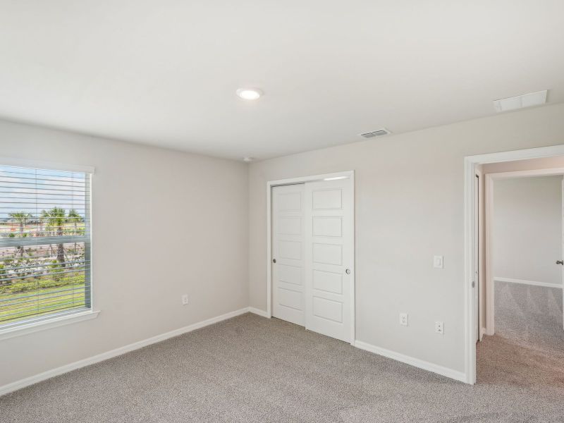 Spacious, unfurnished interior of a new home in Crescent Lakes - Premier Series, Punta Gorda (Image 16).