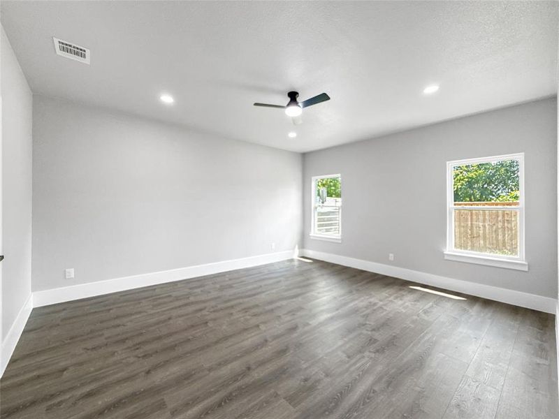 Unfurnished room featuring dark wood-type flooring, recessed lighting, and ceiling fan