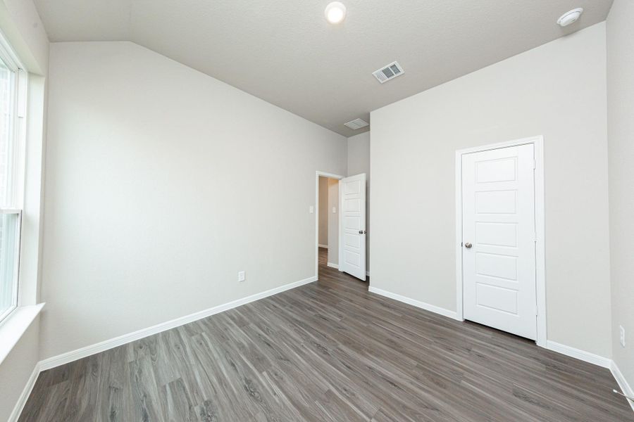 Spacious, unfurnished interior of a new home in River Ranch, Dayton (Image 21).