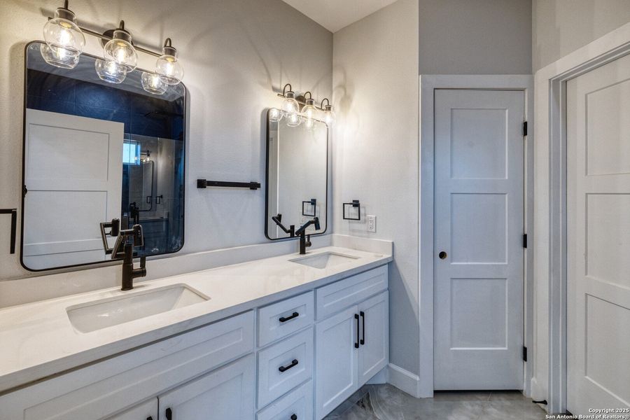 Furnished interior view inside a new home in , Uvalde (Image 9).