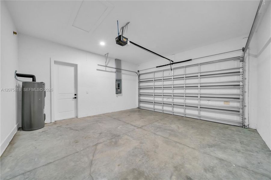 Spacious, unfurnished interior of a new home in , Lehigh Acres (Image 16).