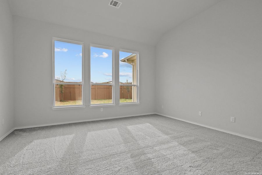 Spacious, unfurnished interior of a new home in Sunflower Ridge, New Braunfels (Image 26).