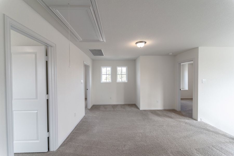 Spacious, unfurnished interior of a new home in Hunter's Ranch, San Antonio (Image 15).