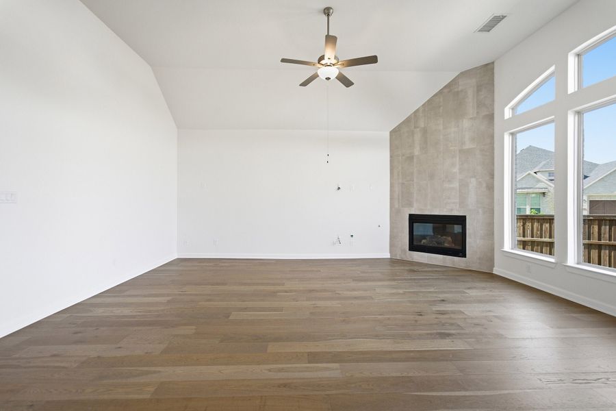 Spacious, unfurnished interior of a new home in Sonoma Verde, Heath (Image 30).