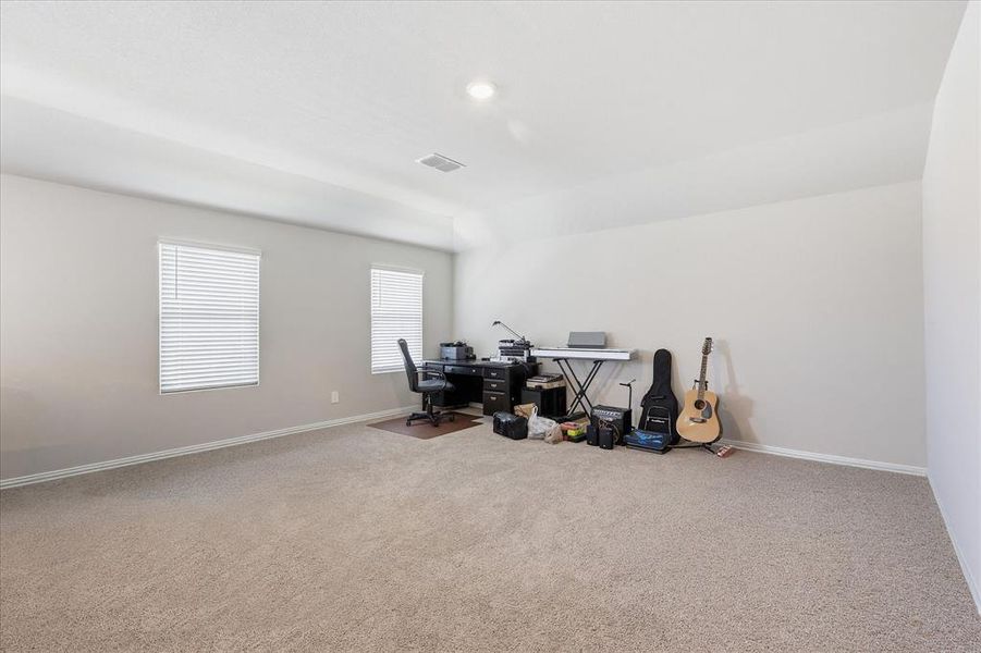 Spacious, unfurnished interior of a new home in Stonehaven, Seagoville (Image 21).