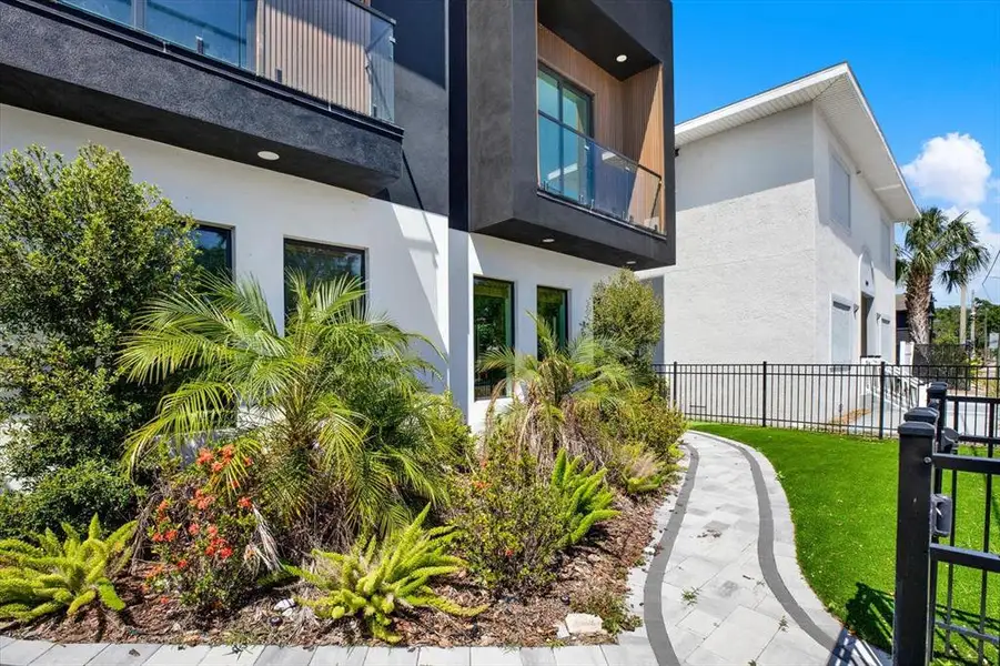 Exterior details and patio area of a home in , St. Petersburg (Image 3).