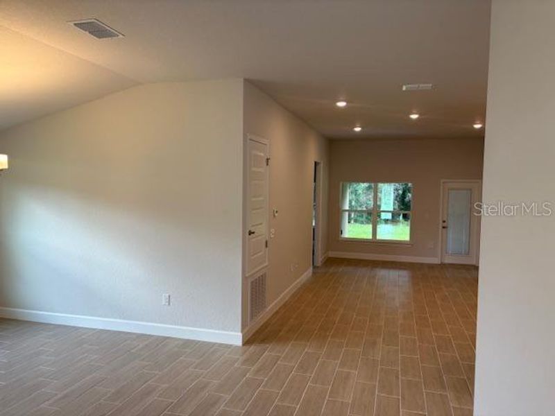 Spacious, unfurnished interior of a new home in Juliette Falls, Dunnellon (Image 7).