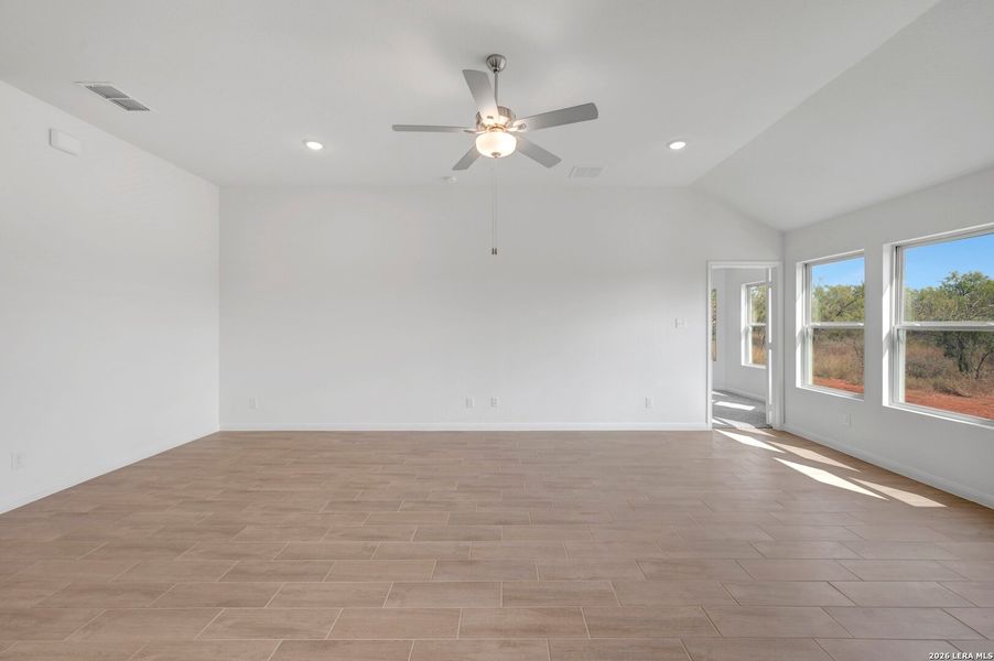 Spacious, unfurnished interior of a new home in Chaparral Ranch, Floresville (Image 15).