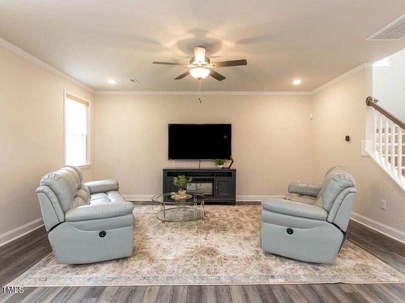 007-1280x960-family-room