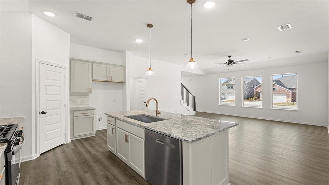 08. 2144 Sunnymede - Kitchen (3)