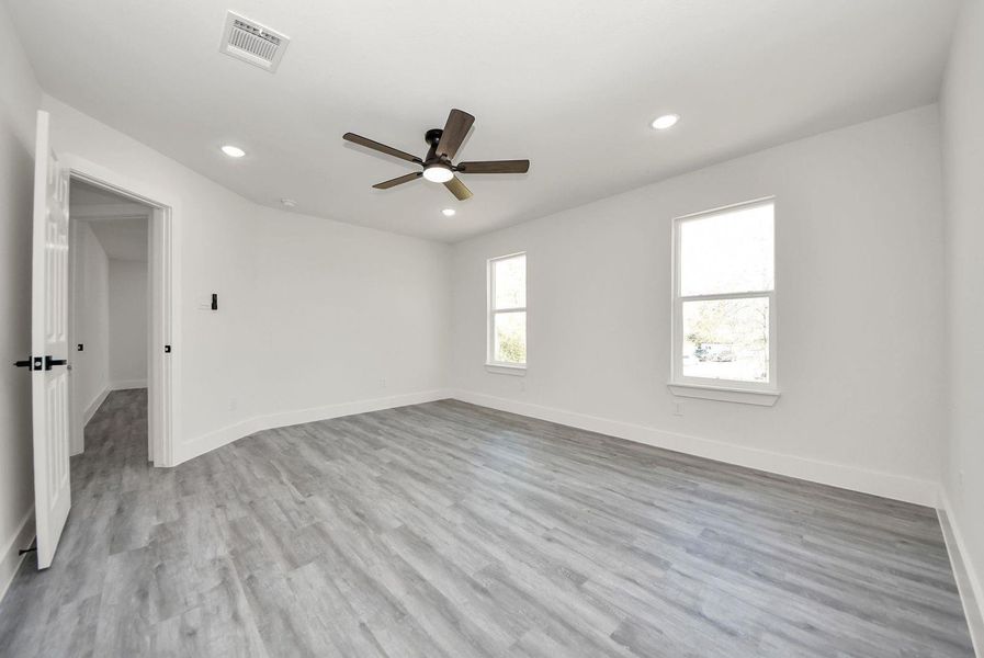Spacious, unfurnished interior of a new home in , Conroe (Image 16).