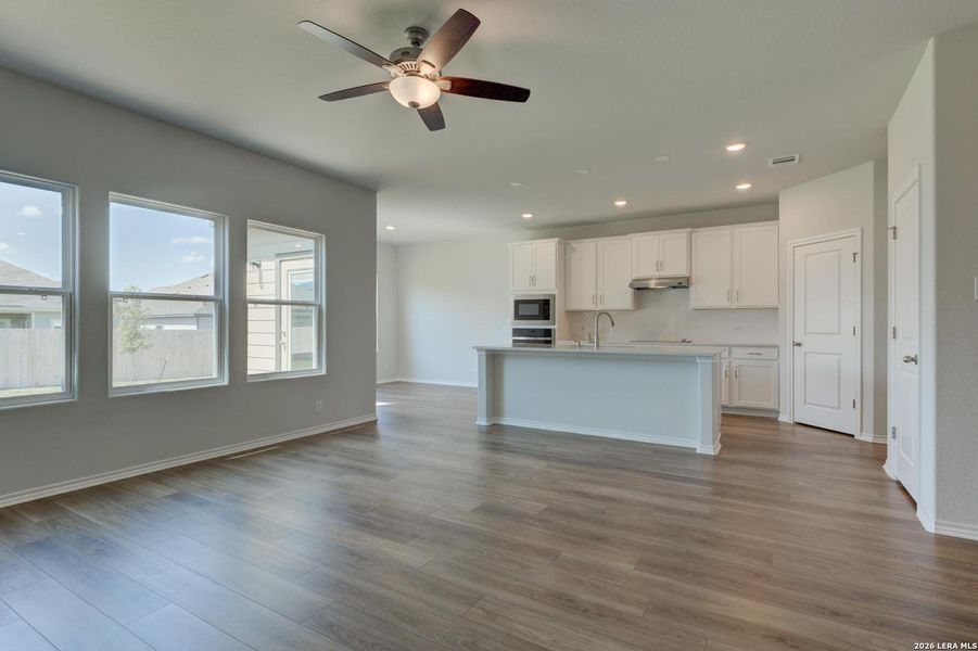 Spacious, unfurnished interior of a new home in Nopal Valley, San Antonio (Image 17).