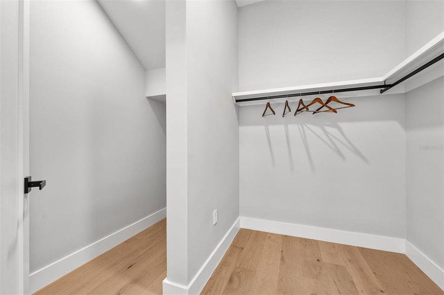 Spacious, unfurnished interior of a new home in College Park, Orlando (Image 20).