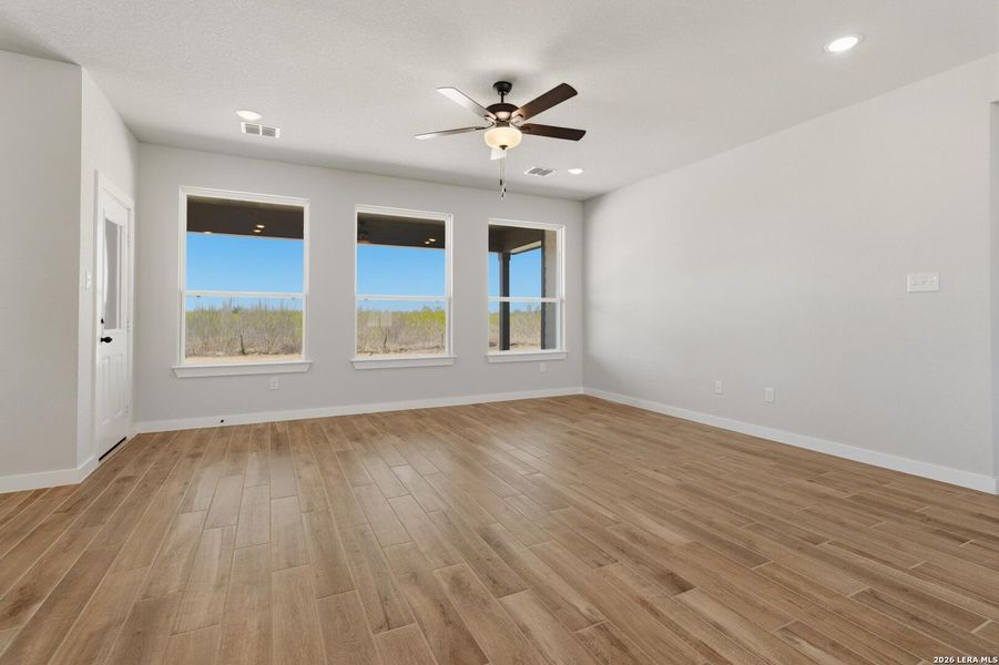Spacious, unfurnished interior of a new home in Alamo Estates, San Antonio (Image 18).