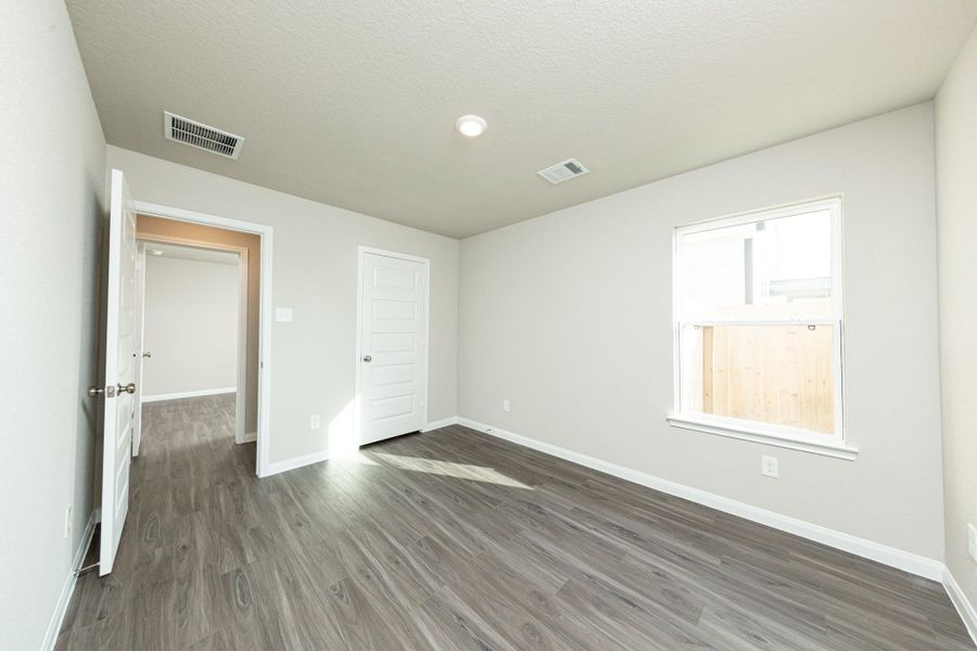 Spacious, unfurnished interior of a new home in Cliffstone Hills, Conroe (Image 12).