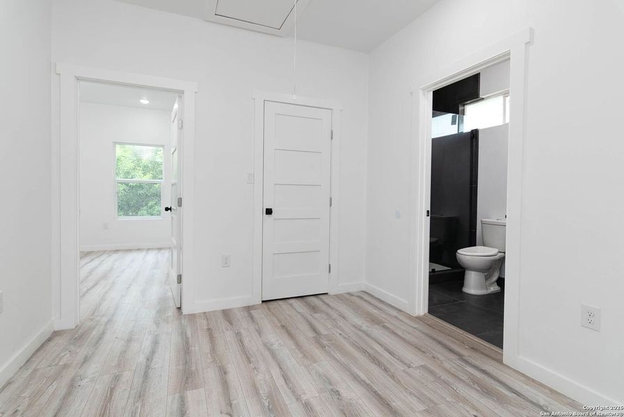 Spacious, unfurnished interior of a new home in , San Antonio (Image 13).